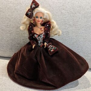 Mattel Barbie Doll 1991 Happy Holidays Special Edition Burgundy Velvet Gown